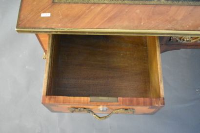 Bureau plat en placage d'acajou et satiné...