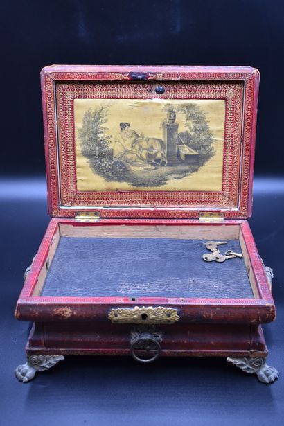 Coffret à doucine sur âme de bois.
Coffret...