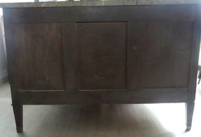 Commode en noyer ouvrant par trois tiroirs...