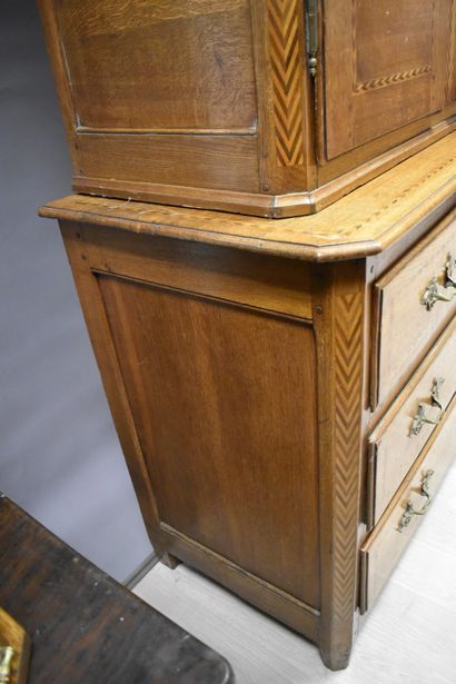 Meuble à deux corps en chêne à décor marqueté...