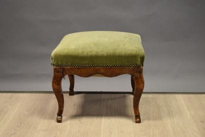Tabouret en bois de forme carrée, assise...