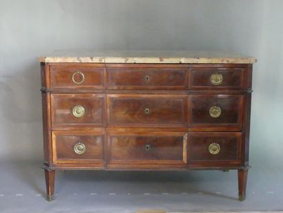 Commode en noyer imitant l'acajou sur bâti...