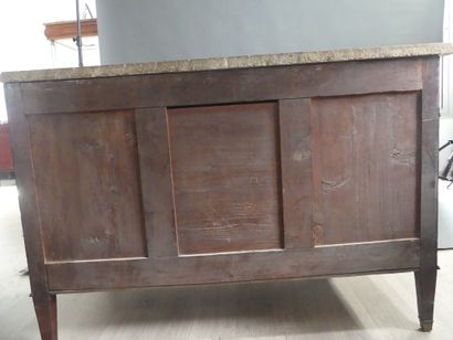 Commode en noyer imitant l'acajou sur bâti...