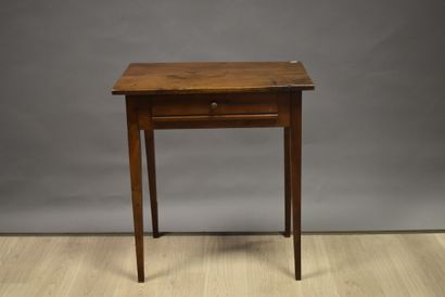 Petite table en chêne ouvrant par un tiroir...