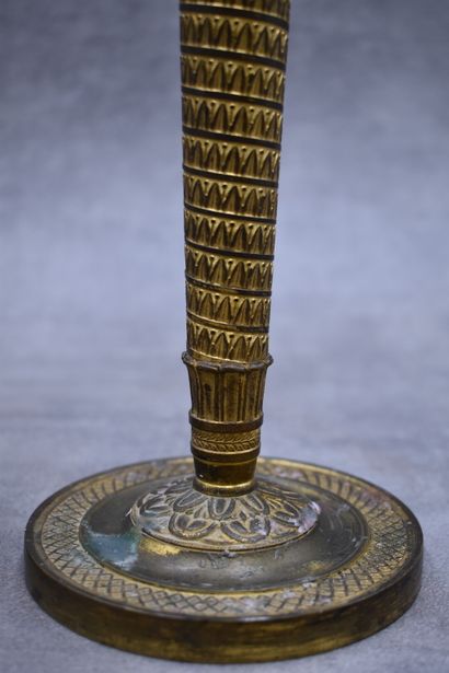 Paire de bougeoirs en bronze ciselé doré...