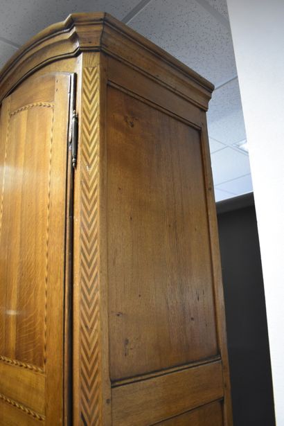 Meuble à deux corps en chêne à décor marqueté...
