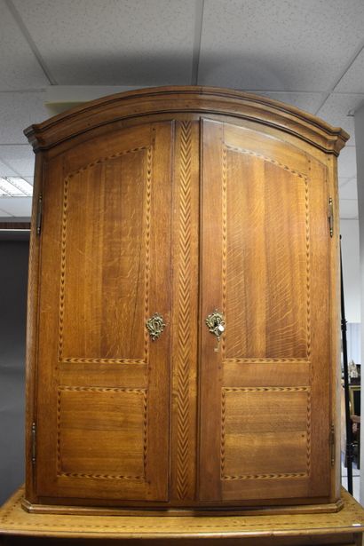 Meuble à deux corps en chêne à décor marqueté...