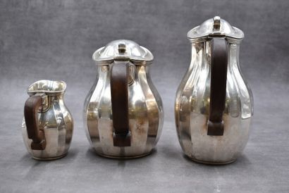 Boulenger. Suite de 3 verseuses en métal...
