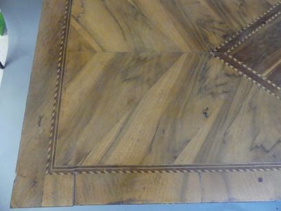 Commode en marqueterie ouvrant par trois...