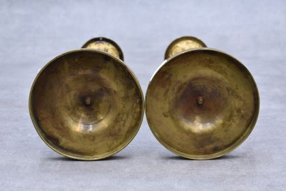 Paire de bougeoirs en bronze ciselé doré...