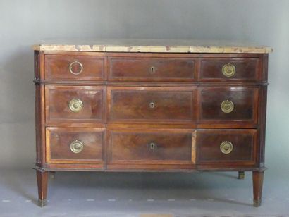 Commode en noyer imitant l'acajou sur bâti...