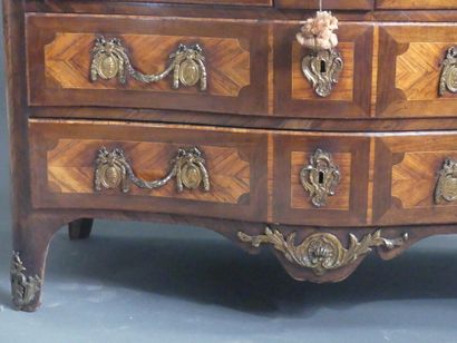 Commode galbée en marquetée ouvrant par cinq...