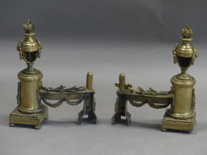 Paire de chenets en bronze doré à décor de...