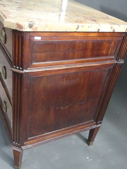 Commode en noyer imitant l'acajou sur bâti...
