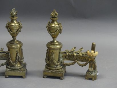 Paire de chenets en bronze doré à décor de...