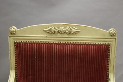 Paire de fauteuils en bois mouluré sculpté....