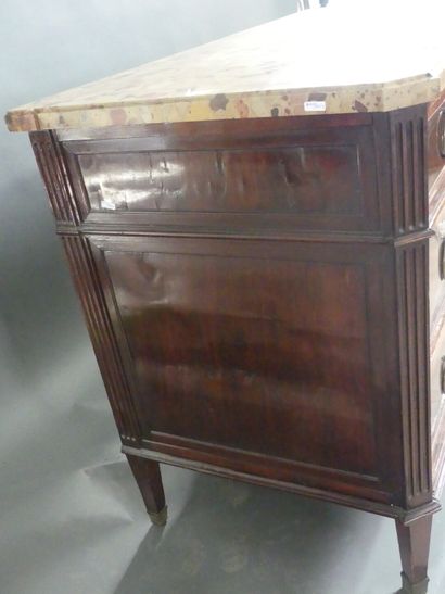 Commode en noyer imitant l'acajou sur bâti...