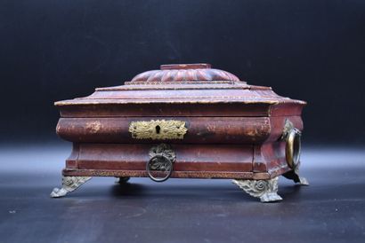 Coffret à doucine sur âme de bois.
Coffret...