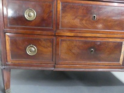Commode en noyer imitant l'acajou sur bâti...