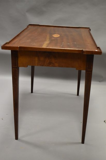 Table marquetée à décor de filets ouvrant...