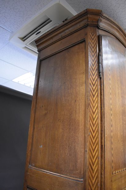 Meuble à deux corps en chêne à décor marqueté...