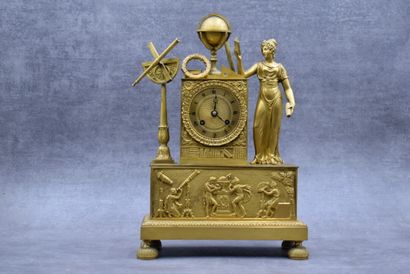 Pendule en bronze ciselé doré de forme quadrangulaire...