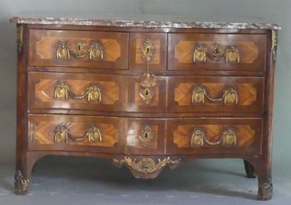 Commode galbée en marquetée ouvrant par cinq...