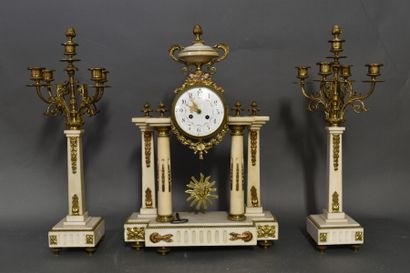 Garniture de cheminée en marbre blanc.
Garniture...
