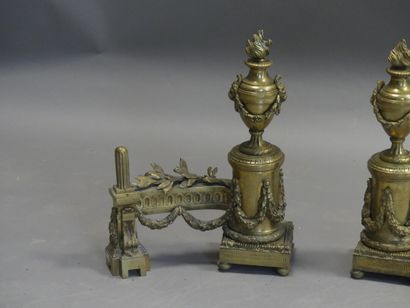 Paire de chenets en bronze doré à décor de...