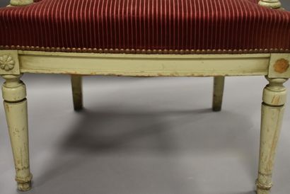 Paire de fauteuils en bois mouluré sculpté....