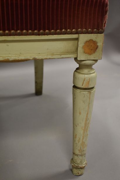 Paire de fauteuils en bois mouluré sculpté....