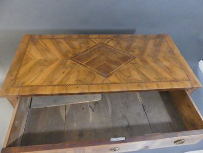 Commode en marqueterie ouvrant par trois...