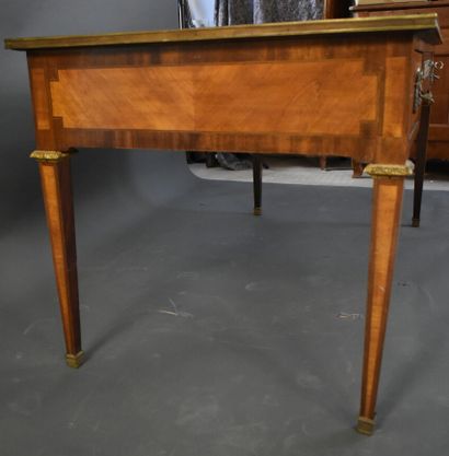 Bureau plat en placage d'acajou et satiné...