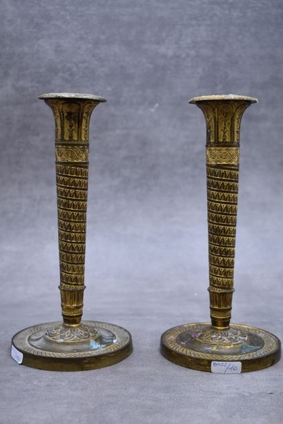 Paire de bougeoirs en bronze ciselé doré...