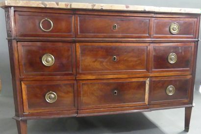 Commode en noyer imitant l'acajou sur bâti...