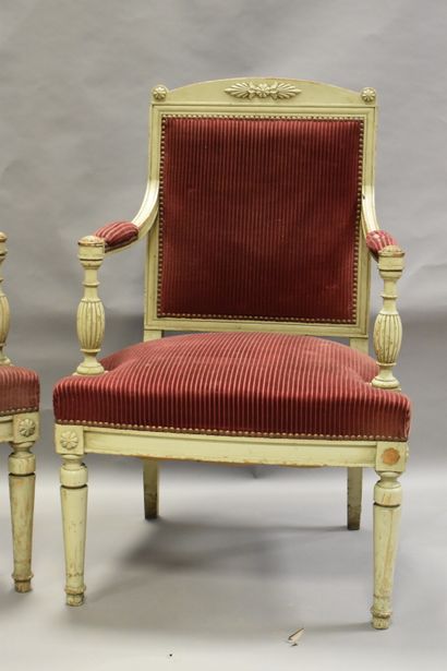 Paire de fauteuils en bois mouluré sculpté....