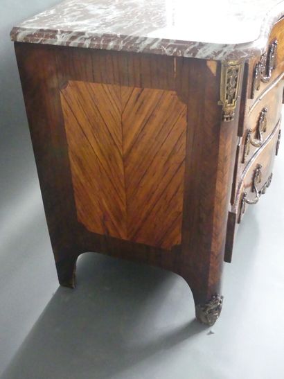 Commode galbée en marquetée ouvrant par cinq...