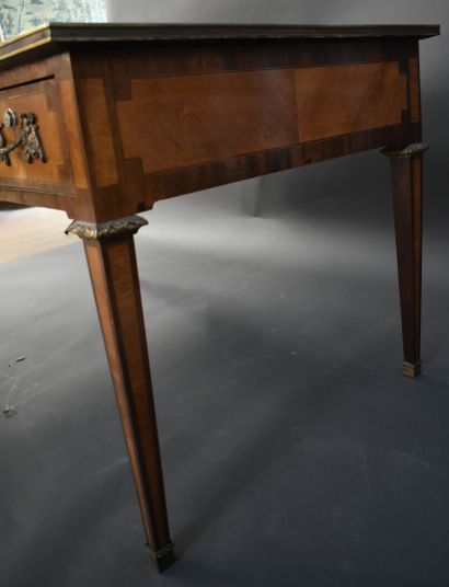 Bureau plat en placage d'acajou et satiné...