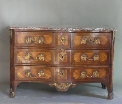 Commode galbée en marquetée ouvrant par cinq...