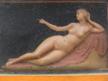 Bas reliefs. 
Suite de deux bas reliefs en...