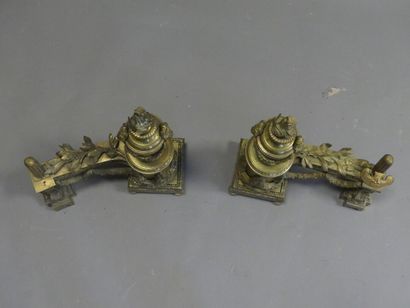 Paire de chenets en bronze doré à décor de...