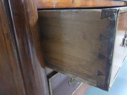 Commode en noyer ouvrant par trois tiroirs...