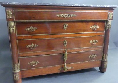 Commode en noyer ouvrant par trois tiroirs...