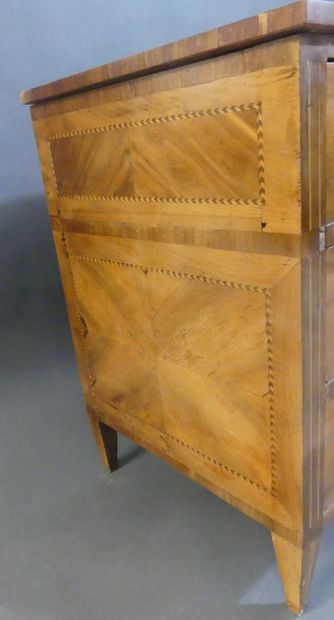 Commode en marqueterie ouvrant par trois...