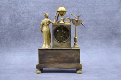 Pendule en bronze ciselé doré de forme quadrangulaire...