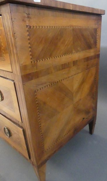 Commode en marqueterie ouvrant par trois...