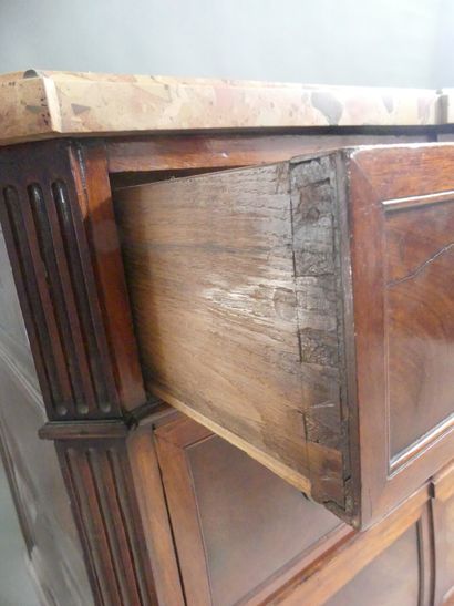 Commode en noyer imitant l'acajou sur bâti...