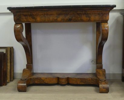 Console en bois mouluré ouvrant par un tiroir...
