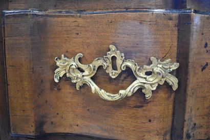 Commode à façade galbée en noyer. Epoque...
