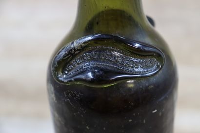 1 Bouteille à pastillages marqués : « Margaux...